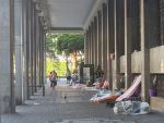 Sacos plásticos viram cobertores para quem vive nas ruas do Centro do Recife