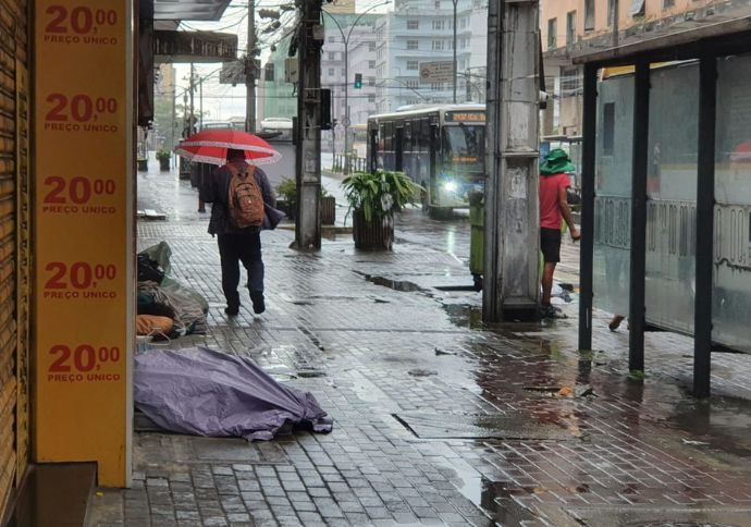 Sacos pl&aacute;sticos viram cobertores para quem vive nas ruas do Centro do Recife