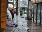 Sacos plásticos viram cobertores para quem vive nas ruas do Centro do Recife