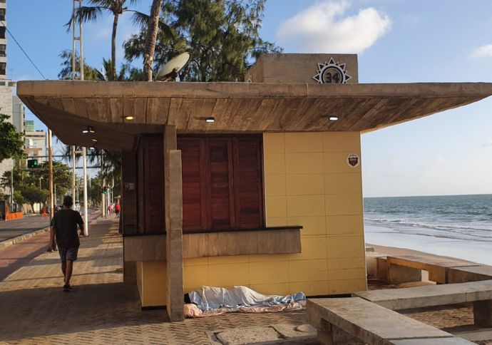Sacos pl&aacute;sticos viram cobertores para quem vive nas ruas do Centro do Recife