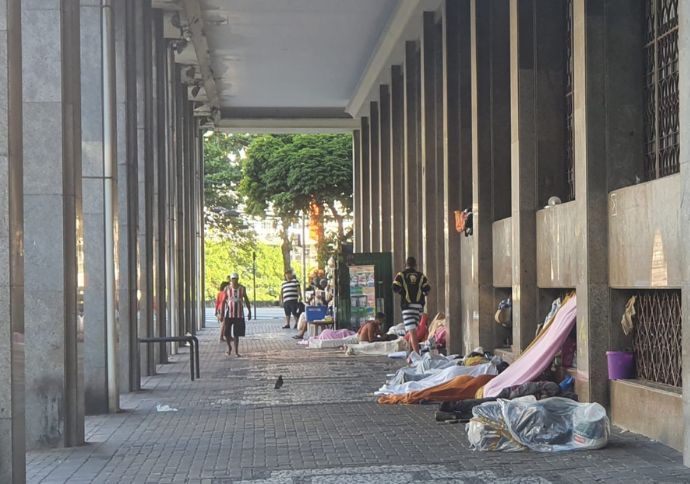 Sacos pl&aacute;sticos viram cobertores para quem vive nas ruas do Centro do Recife