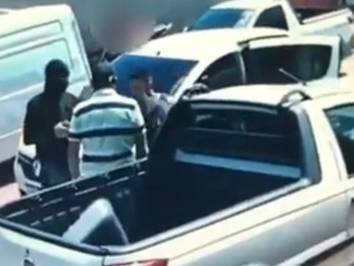 Homem &eacute; assaltado na frente de dep&oacute;sito de bebidas no bairro de Areias