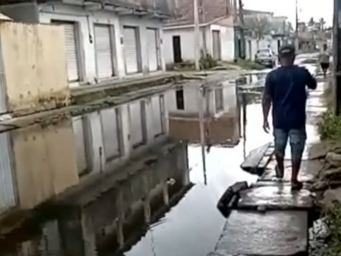 Morador de Barra de Jangada denuncia esgoto a c&eacute;u aberto e pede solu&ccedil;&otilde;es