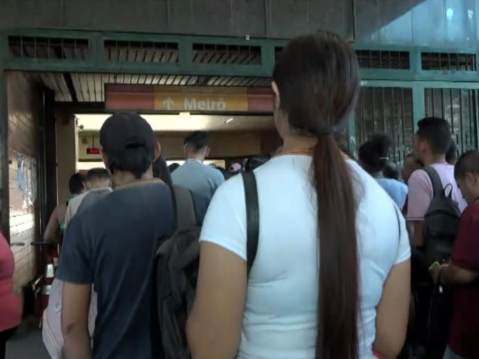 Usu&aacute;rios do transporte p&uacute;blico enfrentam caos no Recife