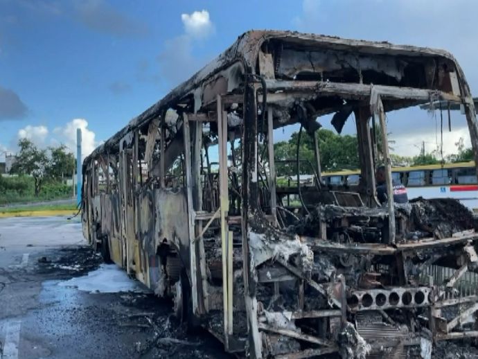 &Ocirc;nibus pega fogo em terminal integrado de Recife
