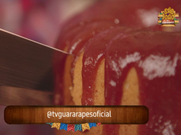 Del&iacute;cias Juninas: Bolo Queijadinha com Calda de Goiabada