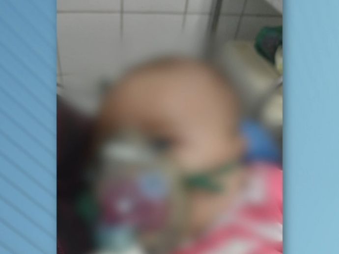 Fam&iacute;lia de um beb&ecirc; de dois meses est&aacute; &agrave; espera de uma vaga na UTI 