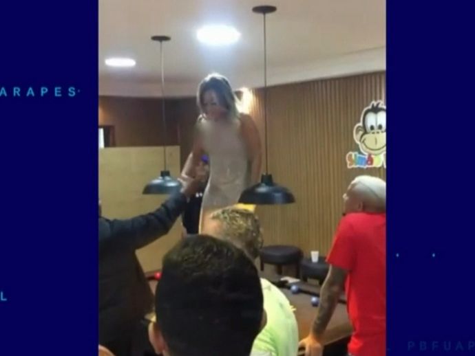 V&iacute;deo de m&atilde;e dan&ccedil;ando funk em anivers&aacute;rio de filha gera pol&ecirc;mica nas redes sociais