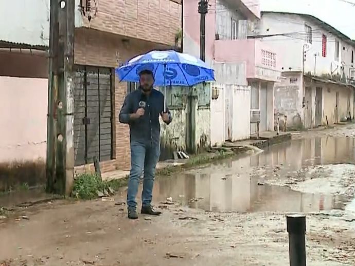 Rua fica alagada e causa transtornos para os moradores no bairro de Peixinhos, em Olinda 