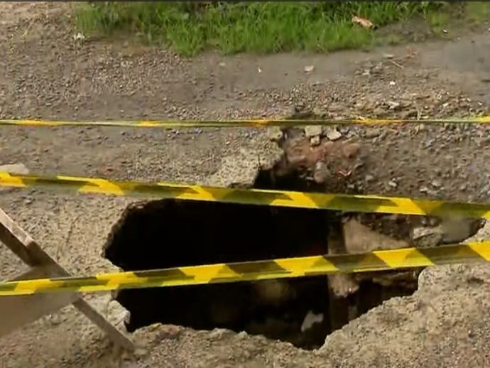 Cratera atrapalha a vida de moradores e comerciantes da Vila Torres Galv&atilde;o, Paulista