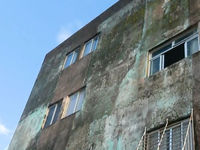 Moradores de prédio em Olinda denunciam rachaduras e temem tragédia similar ao caso do Janga