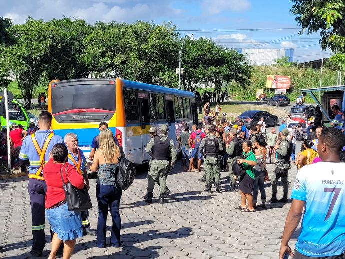 Paralisa&ccedil;&atilde;o do Metr&ocirc; do Recife afeta 180 mil passageiros; Plano de conting&ecirc;ncia &eacute; acionado pelo Grande Recife Cons&oacute;rcio de Transporte 
