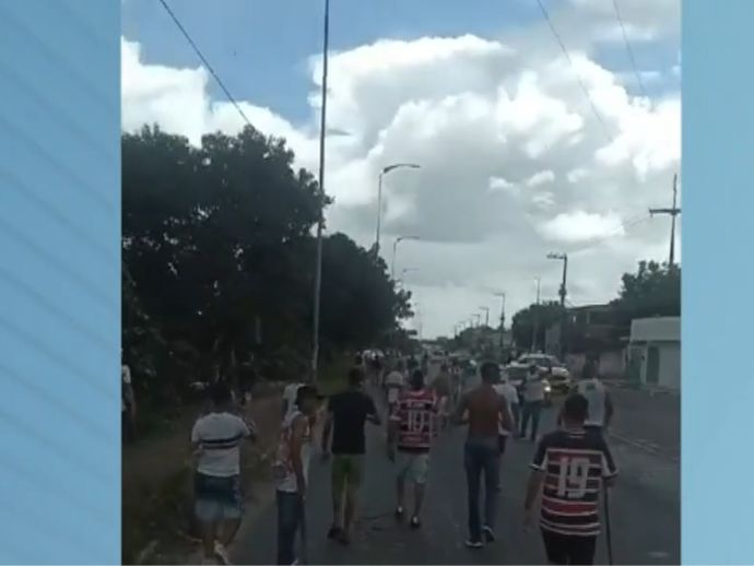 Torcida do Santa Cruz tenta invadir campo ap&oacute;s empate e confronto com a pol&iacute;cia 