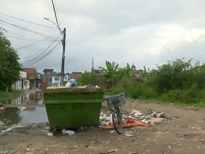 Moradores da Vila Yolanda, no Jiquiá, sofrem com a falta de saneamento básico e buscam soluções