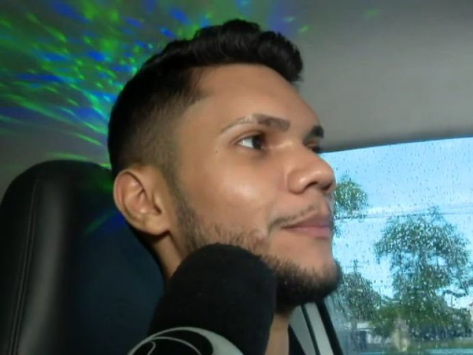 Motorista de aplicativo inova e faz sucesso em Recife com karaok&ecirc; dentro do seu carro