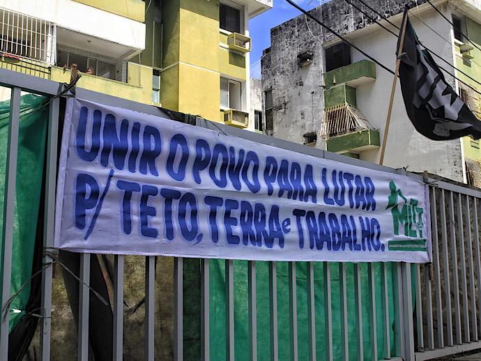 Fam&iacute;lias sem teto ocupam pr&eacute;dio interditado em Jaboat&atilde;o dos Guararapes 