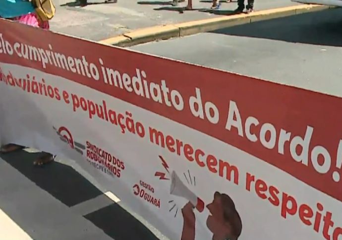 Rodovi&aacute;rios fazem protesto no centro do Recife na manh&atilde; desta quarta-feira (9)