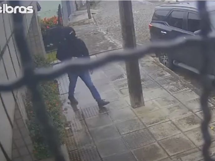 Pol&iacute;cia prende suspeito de assaltar casa da cantora Michelle Melo