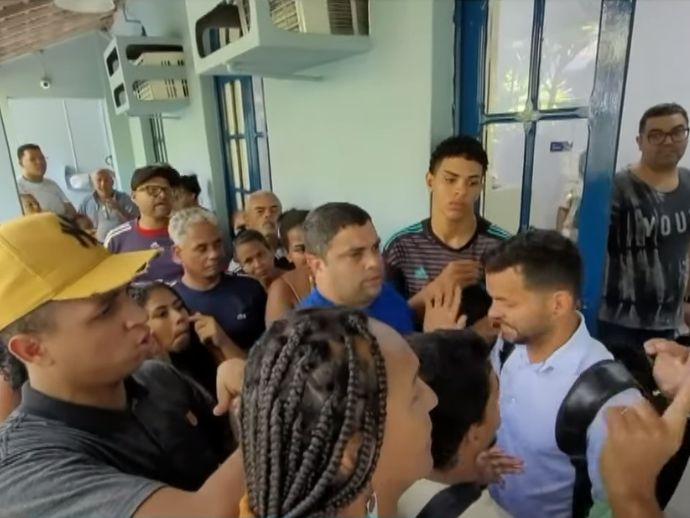 Moradores da comunidade do Bode protestam dentro da URB por conjunto habitacional na regi&atilde;o