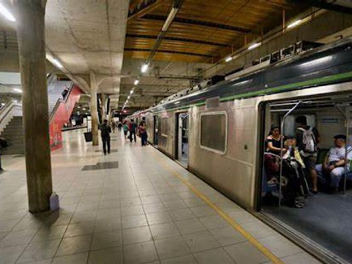 Metr&ocirc; do Recife volta a funcionar nos hor&aacute;rios de pico, nesta sexta-feira (18)