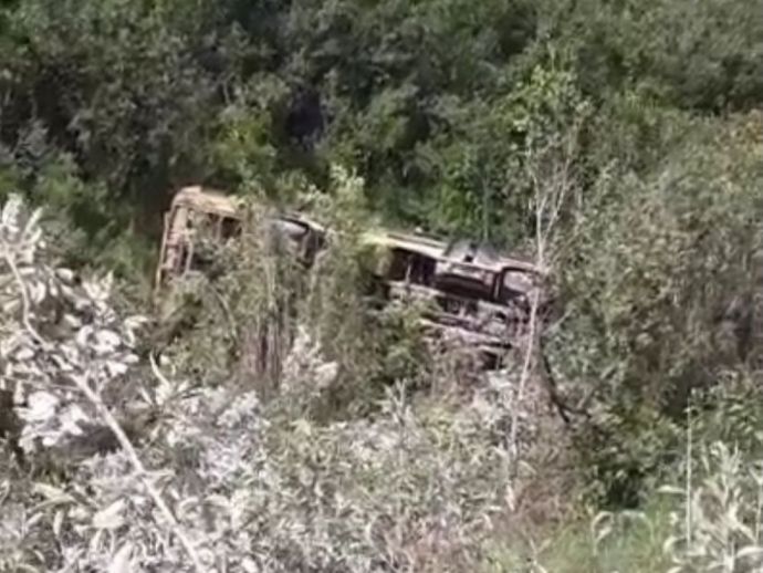 Ônibus escolar cai em ribanceira no município de Chã Grande; acidente deixou 17 feridos