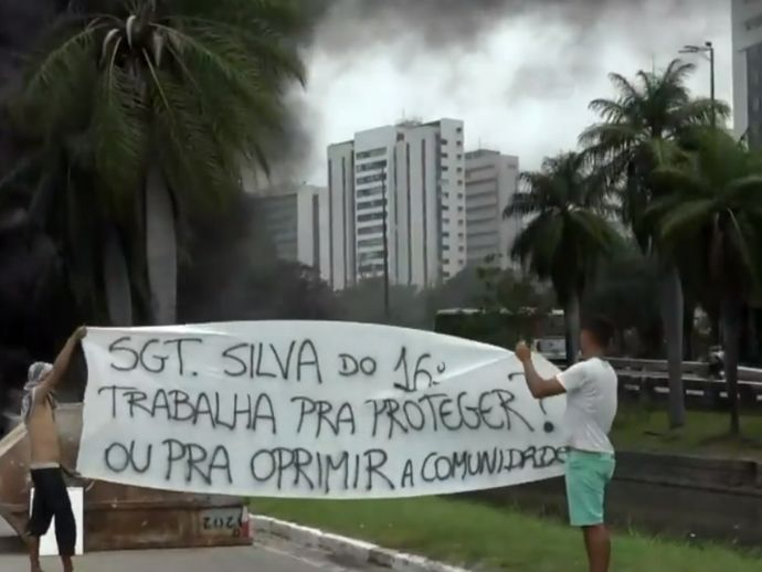 Moradores da comunidade de Jo&atilde;o de Barros protestam contra suposta abordagem violenta da Pol&iacute;cia Militar