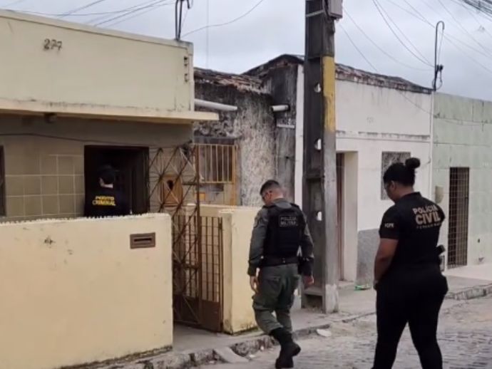 Mulher é encontrada morta com lesões no pescoço em residência em Caruaru