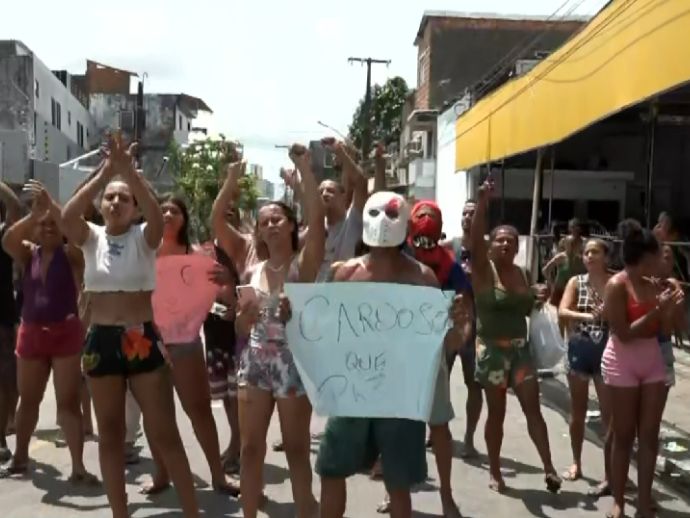 Moradores da comunidade do Cardoso realizam protesto na Avenida Caxang&aacute; nesta quinta-feira (31)