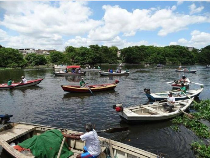 Pescadores realizam mutirão de limpeza no Rio Capibaribe