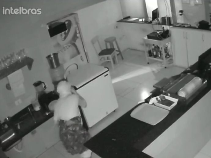 C&acirc;mera de seguran&ccedil;a flagra invas&atilde;o a churrascaria em Candeias
