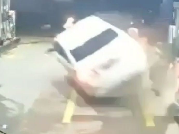 Carro em alta velocidade invade posto de combustível, atinge moto e atropela frentista