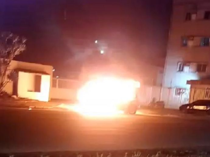 Carro pega fogo e explode no  bairro Santa Am&eacute;lia
