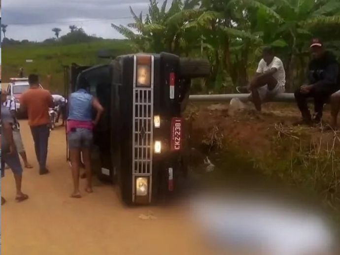 Mulher morre ap&oacute;s pular de caminhonete em movimento