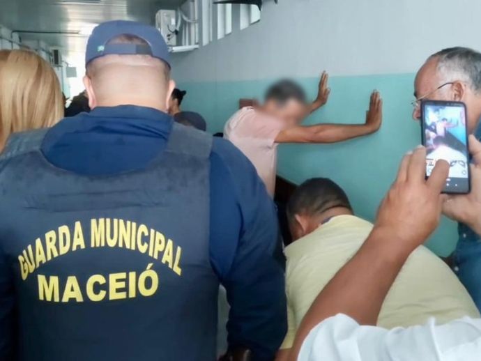 Homem &eacute; preso ap&oacute;s furtar mochila no PAM Salgadinho