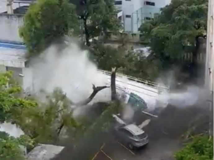 Caixa d'água de supermercado cai e atinge vários carros em estacionamento; veja o vídeo