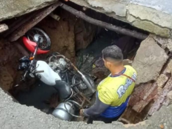 Motociclista &eacute; engolido por buraco ao entregar botij&atilde;o de g&aacute;s em Macei&oacute;