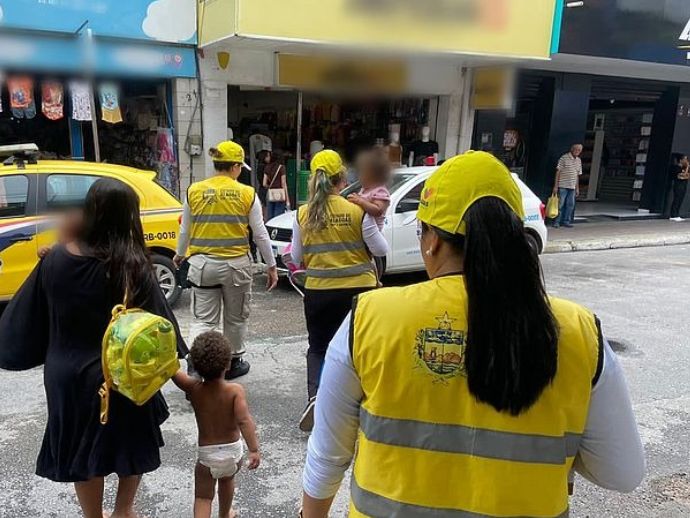 Mulher &eacute; v&iacute;tima de viol&ecirc;ncia dom&eacute;stica e busca ajuda com os filhos 