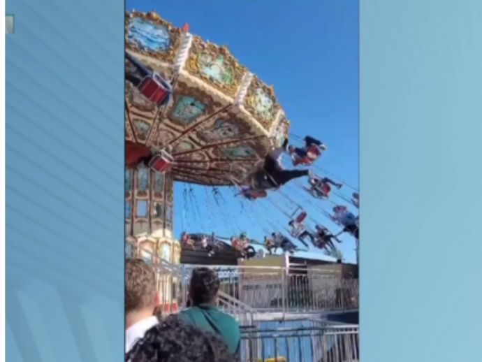 Cadeira de brinquedo do parque Mirabilândia se solta e mulher é arremessada