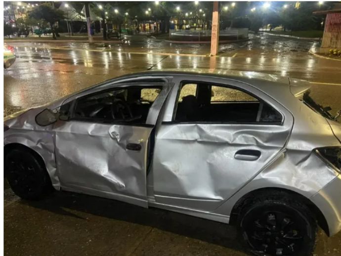 Carro bate em veículo estacionado, atropela quatro pessoas numa calçada e população se revolta, em Abreu e Lima - PE