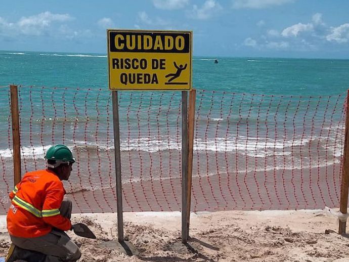 Placas de sinaliza&ccedil;&atilde;o e rede de prote&ccedil;&atilde;o refor&ccedil;am seguran&ccedil;a na Orla da Jati&uacute;ca