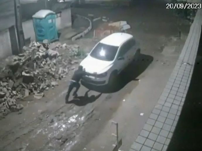 C&acirc;meras registram furto de carro durante a madrugada em Campo Grande