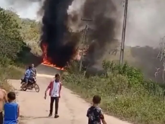 &Ocirc;nibus escolar pega fogo em Cacimbinhas