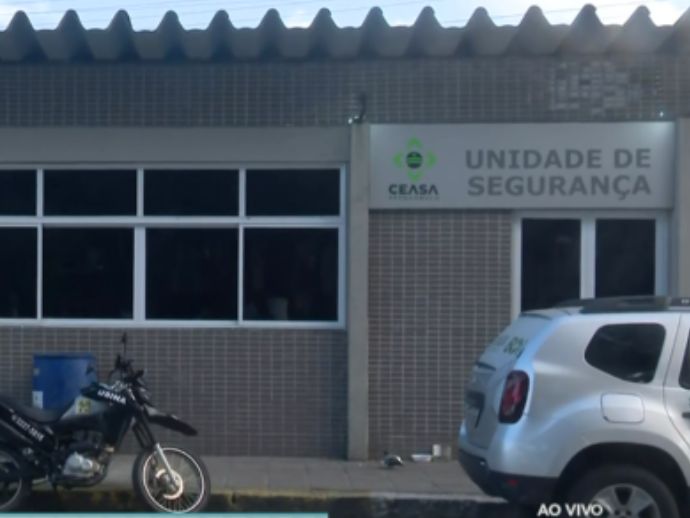 Tentativa de assalto a um carro-forte, bandidos levam armas de vigilantes 