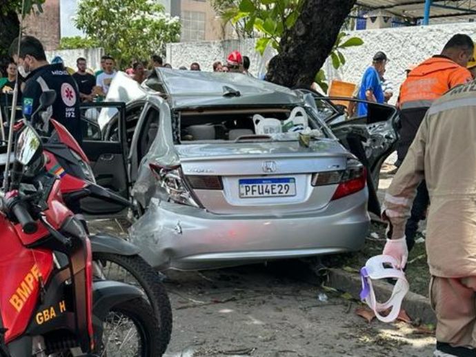 Carro colide com arvore e deixa uma mulher morta 