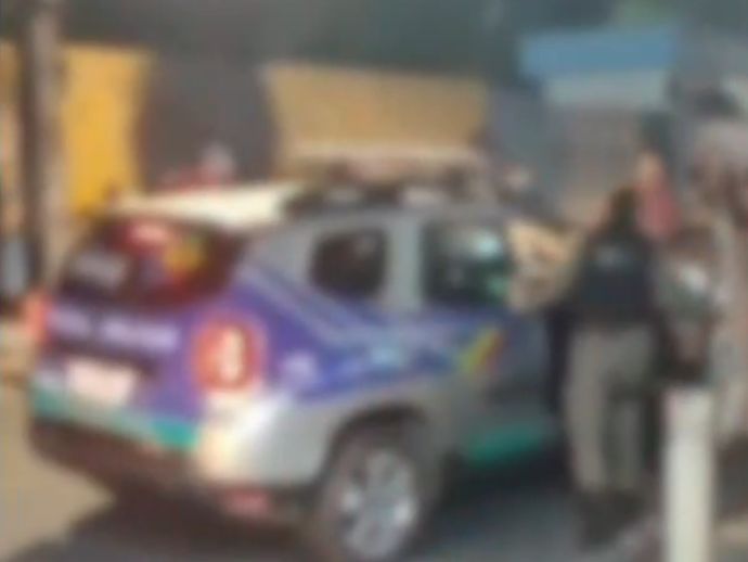 Tentativa de assalto resulta em tiroteio e quatro pessoas ficam feridas em Tejipi&oacute;