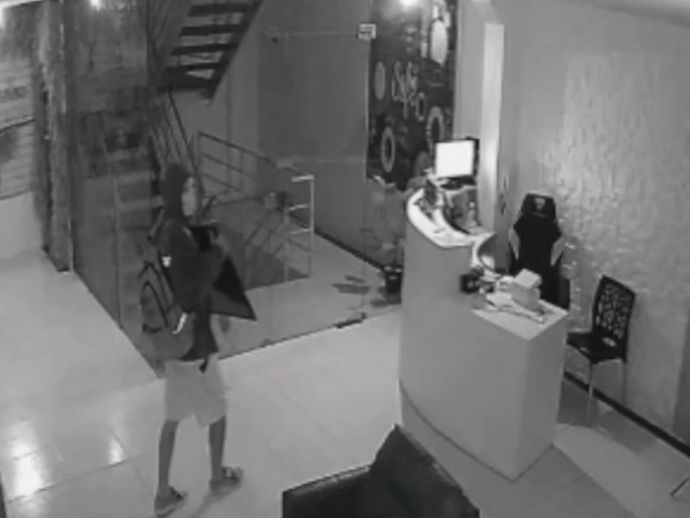 Ladr&atilde;o &eacute; filmado invadindo e furtando sal&atilde;o de beleza no bairro do Pina