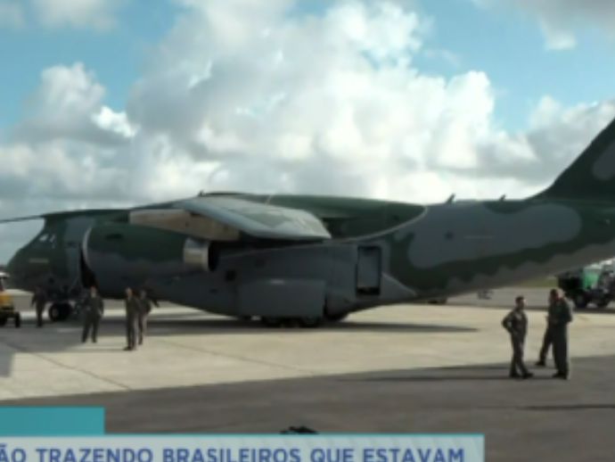 Terceiro avião trazendo brasileiros de Israel chega ao Brasil
