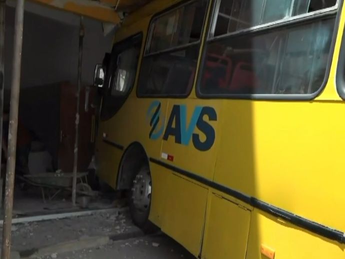 &Ocirc;nibus perde o controle e bate em mercadinho no Cabo de Santo Agostinho