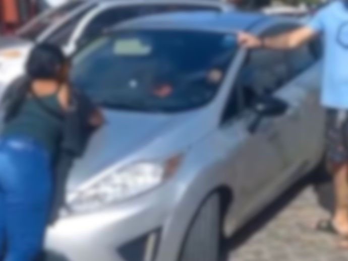 Mulher sobe em cima de cap&ocirc; de carro em transo e causa congestionamento em Macei&oacute;
