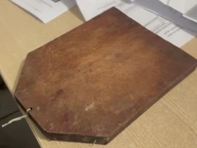 Mulher &eacute; presa ap&oacute;s agredir ex-marido com t&aacute;bua de carne em macei&oacute;